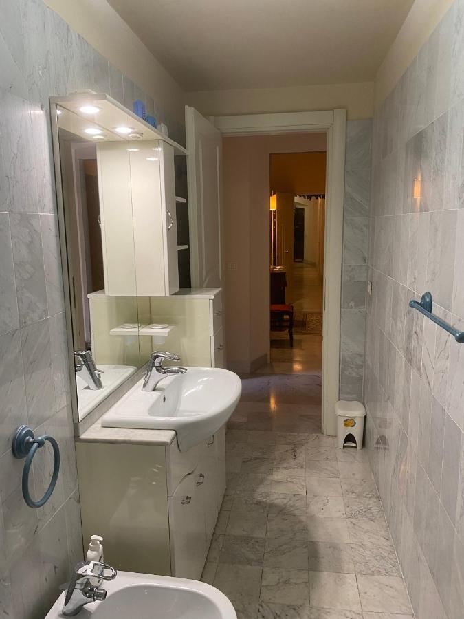 Renovated Apartment With 3 Bedrooms In An Historic Palazzo Between Port And Old Town Livorno Exteriör bild